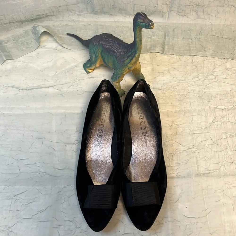 Naturalizer Black Velvet Bowed Almond Toe Vintage Wedges | 7.5 M